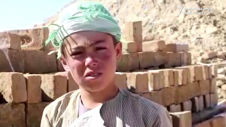 Reportáž z afghánské továrny: Je mu 14 let a živí celou rodinu